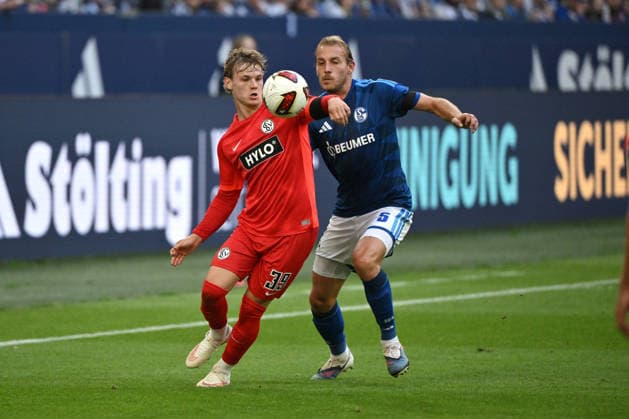 Cole Campbell (SV Elversberg), Timo Becker (FC Schalke 04), v.li. 20.09.2026, Fussball 1. Bundesliga, Saison 2026 2027, 4. Spieltag, FC Schalke 04 - SV Elversberg DFL regulations prohibit any use of photographs as image sequences and or quasi-video Gelsenkirchen Veltins Arena Nordrhein Westfalen Deutschland