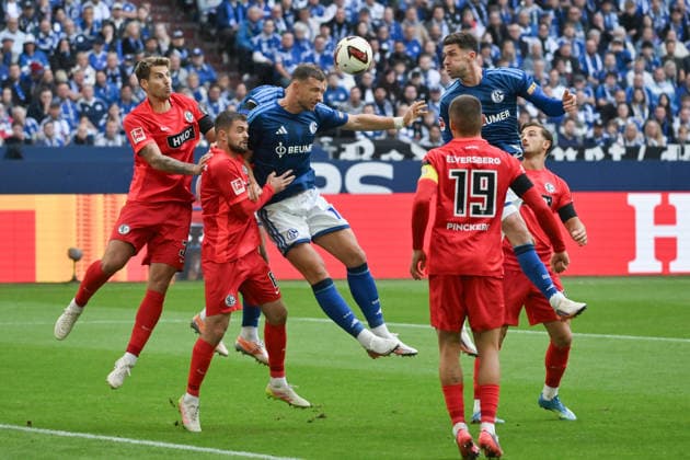Kopfballduell, v.re., Robin Gosens (FC Schalke 04), Edin Dzeko (FC Schalke 04) 20.09.2026, Fussball 1. Bundesliga, Saison 2026 2027, 4. Spieltag, FC Schalke 04 - SV Elversberg DFL regulations prohibit any use of photographs as image sequences and or quasi-video Gelsenkirchen Veltins Arena Nordrhein Westfalen Deutschland