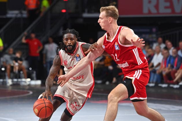 Jordan JONES (BA), Aktion,Zweikampf gegen Justus HOLLATZ (FCB). Basketball BBL,Saison 2026 2027 FC Bayern Muenchen-Bamberg Baskets am 20.09.2026, BMW Park