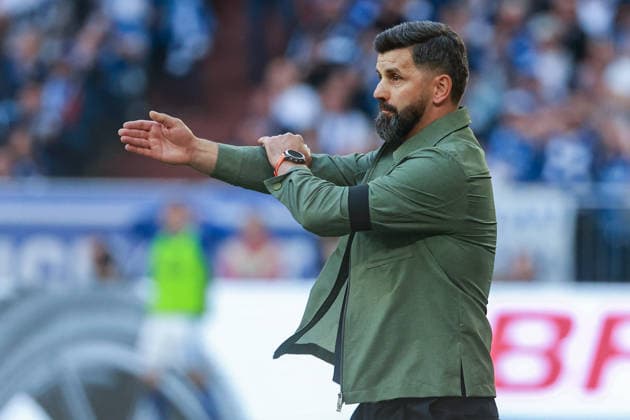 1. Bundesliga - FC Schalke 04 - SV Elversberg am 20.09.2026 in der Veltins-Arena auf Schalke Trainer Miron Muslic (Schalke) reklamiert Handspiel und beschwert sich