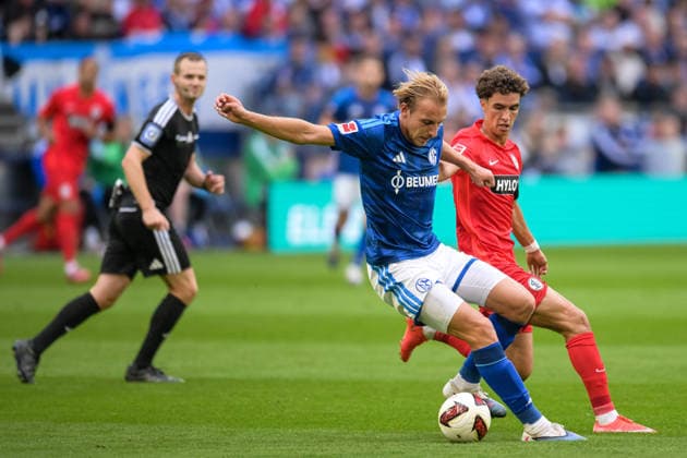 Fußball, 1. Bundesliga, 20260920, FC Schalke 04 - SC 07 Elversberg. Im Bild, v.l. Timo BECKER (Schalke, 5) und Noah DARVICH (Elversberg, 10). Gelsenkirchen Veltins-Arena Nordrhein-Westfalen Deutschland Copyright: Passion2Press MarkusxFischerx