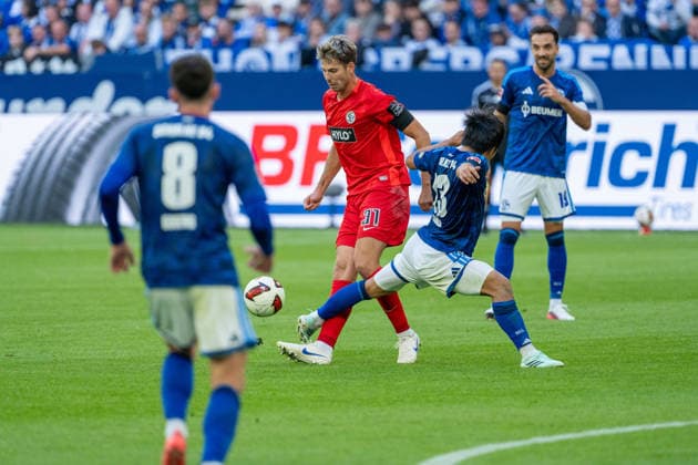Maximilian Rohr (SV Elversberg, 31) im Zweikampf am Strafraum mit Satoshi Tanaka (Schalke 04, 13) FC Schalke 04 vs. SV Elversberg, Fussball, Bundesliga, 4.Spieltag, Saison 2026 27, 20.09.2026, DFL REGULATIONS PROHIBIT ANY USE OF PHOTOGRAPHS AS IMAGE SEQUENCES AND OR QUASI-VIDEO, FC Schalke 04 vs. SV Elversberg, Fussball, Bundesliga, 4.Spieltag, Saison 2026 27, 20.09.2026 Gelsenkirchen Copyright: xEibner-Pressefoto LukasxBaldygax EP_LBA