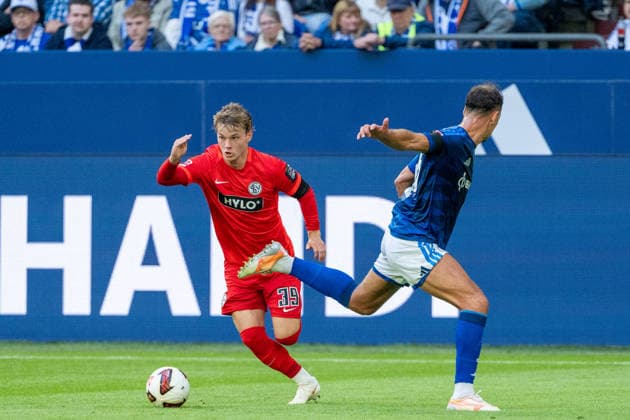 Cole Campbell (SV Elversberg, 39) laesst Nikola Katic (Schalke 04, 25) stehen FC Schalke 04 vs. SV Elversberg, Fussball, Bundesliga, 4.Spieltag, Saison 2026 27, 20.09.2026, DFL REGULATIONS PROHIBIT ANY USE OF PHOTOGRAPHS AS IMAGE SEQUENCES AND OR QUASI-VIDEO, FC Schalke 04 vs. SV Elversberg, Fussball, Bundesliga, 4.Spieltag, Saison 2026 27, 20.09.2026 Gelsenkirchen Copyright: xEibner-Pressefoto LukasxBaldygax EP_LBA