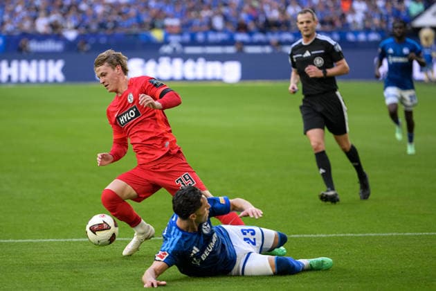 Fußball, 1. Bundesliga, 20260920, FC Schalke 04 - SC 07 Elversberg. Im Bild, v.l. Cole CAMPBELL (Elversberg, 39) und Soufiane EL-FAOUZI (Schalke, 23). Gelsenkirchen Veltins-Arena Nordrhein-Westfalen Deutschland Copyright: Passion2Press MarkusxFischerx