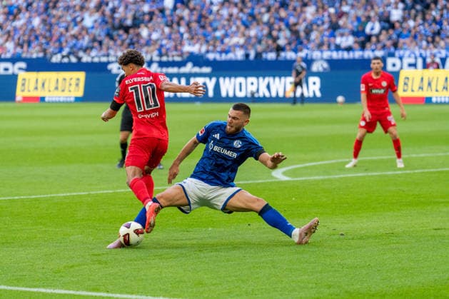 Noah Darvich (SV Elversberg, 10) wird der Ball im Strafraum abgegraetscht von Hasan Kurucay (Schalke 04, 04), Zweikampf FC Schalke 04 vs. SV Elversberg, Fussball, Bundesliga, 4.Spieltag, Saison 2026 27, 20.09.2026, DFL REGULATIONS PROHIBIT ANY USE OF PHOTOGRAPHS AS IMAGE SEQUENCES AND OR QUASI-VIDEO, FC Schalke 04 vs. SV Elversberg, Fussball, Bundesliga, 4.Spieltag, Saison 2026 27, 20.09.2026 Gelsenkirchen Copyright: xEibner-Pressefoto LukasxBaldygax EP_LBA