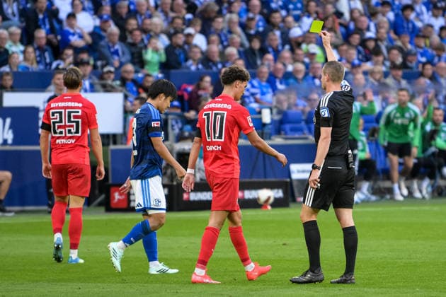 Fußball, 1. Bundesliga, 20260920, FC Schalke 04 - SC 07 Elversberg. Im Bild, v.l. Noah DARVICH (Elversberg, 10) und Schiedsrichter Robin BRAUN gelde Karte. Gelsenkirchen Veltins-Arena Nordrhein-Westfalen Deutschland Copyright: Passion2Press MarkusxFischerx