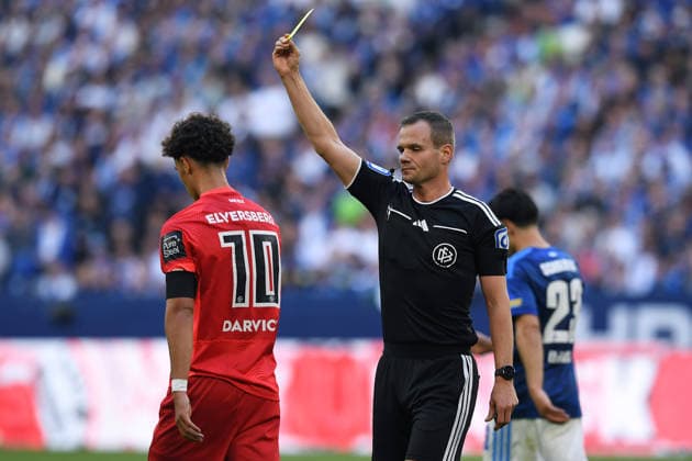 Fußball 1. Bundesliga 4. Spieltag FC Schalke 04 - SV Elversberg am 20.09.2026 in der Veltins Arena in Gelsenkirchen Schiedsrichter Dr. Robin Braun, rechts - zeigt Noah Darvich ( Elversberg ), links - die gelbe Karte DFL regulations prohibit any use of photographs as image sequences and or quasi-video.