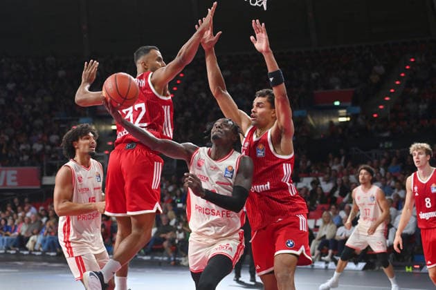 v.li:Johannes THIEMANN (FCB), Trevon SCOTT (BA), Johannes THIEMANN (FCB). Aktion,Zweikampf. Basketball BBL,Saison 2026 2027 FC Bayern Muenchen-Bamberg Baskets am 20.09.2026, BMW Park
