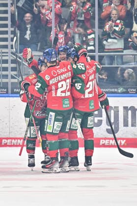 Penny DEL; Augsburger Panther - Schwenninger Wild Wings, 20.09.2026 AUGSBURG, GERMANY; 20. SEPTEMBER: Jubel der Hausherren nach dem Treffer zum 1-0 duch Alec McCREA (Augsburger Panther 3) während dem Match der Penny DEL zwischen den Augsburger Panthern und den Schwenninger Wild Wings am 2. Spieltag im Curt Frenzel Stadion Copyright: xBEAUTIFULxSPORTS Goldbergx