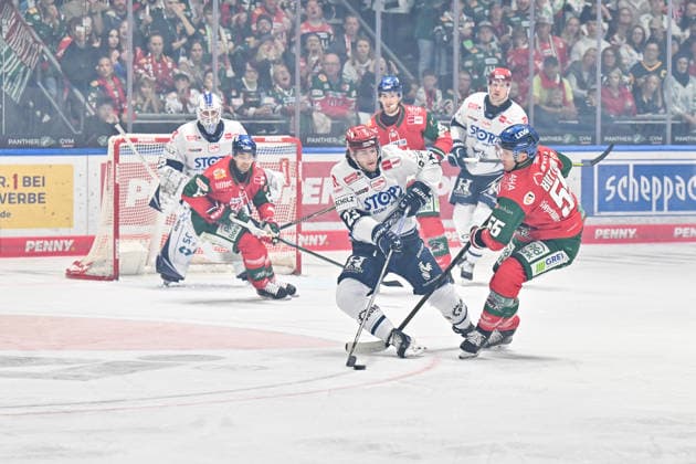Penny DEL; Augsburger Panther - Schwenninger Wild Wings, 20.09.2026 AUGSBURG, GERMANY; 20. SEPTEMBER: im Duell Reed LEBSTER (Schwenninger Wild Wings 23) und Ryan BUTTON (Augsburger Panther 55) während dem Match der Penny DEL zwischen den Augsburger Panthern und den Schwenninger Wild Wings am 2. Spieltag im Curt Frenzel Stadion Copyright: xBEAUTIFULxSPORTS Goldbergx