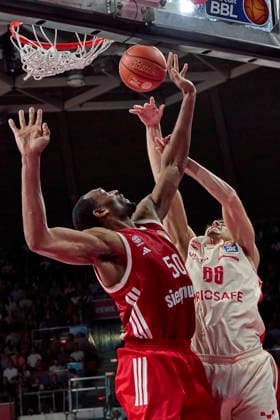 Deutsche Basketball Bundesliga (BBL), FC Bayern München Basketball vs BMA365 BAMBERG BASKETS, München FC Bayern Basketball, Bamberg Baskets MBA365, 2026-09-20 in München (BMW Park) HOCHSTADTER Yuval (BMA365 Bamberg BASKETS Small Forward (SF) Nr66-BAM66), WILEY Austin (FC Bayern Basketball Center (C) Nr50-FCBB50)0920 sportworld München BMW Park Bayern Deutschland