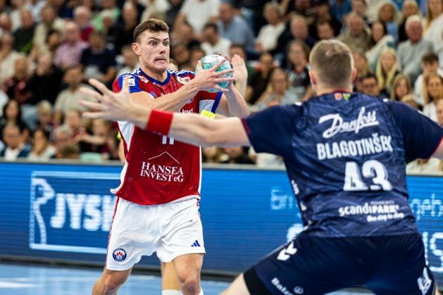 Opel HBL: SG Flensburg-Handewitt vs Handball Club Hamburg; 20.09.26 Nicolaj Jorgensen (Nr.11, Handball Club Hamburg) gegen Blaz Blagotinsek (Nr.43, SG Flensburg-Handewitt) Opel HBL: SG Flensburg-Handewitt vs Handball Club Hamburg, GGW Arena am 20.09.26 Copyright: xBEAUTIFULxSPORTS MarioxM.xKobergx