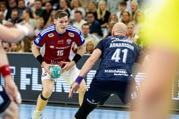 Opel HBL: SG Flensburg-Handewitt vs Handball Club Hamburg; 20.09.26 Dominik Axmann (Nr.15, Handball Club Hamburg) gegen Arnar Freyr Arnarsson (Nr.41, SG Flensburg-Handewitt) Opel HBL: SG Flensburg-Handewitt vs Handball Club Hamburg, GGW Arena am 20.09.26 Copyright: xBEAUTIFULxSPORTS MarioxM.xKobergx