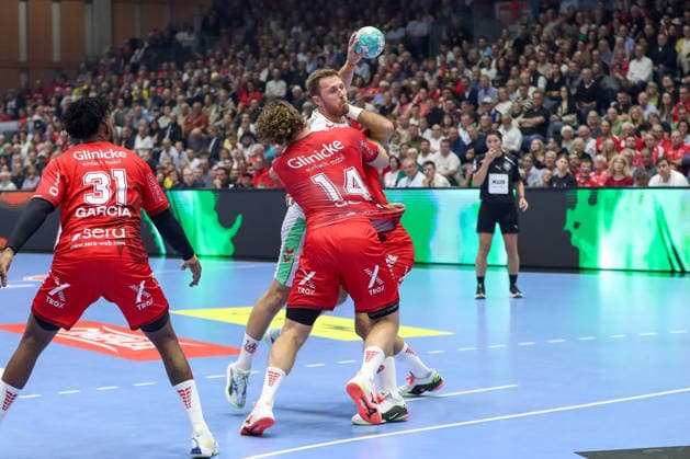20.09.2026, xgox, Handball - Opel HBL MT Melsungen - SC Magdeburg emspor, v.l. Johannes Golla (Melsungen, 14), Albin Lagergren (Magdeburg, 21) Zweikampf, Duell, Kampf, tackle Kassel