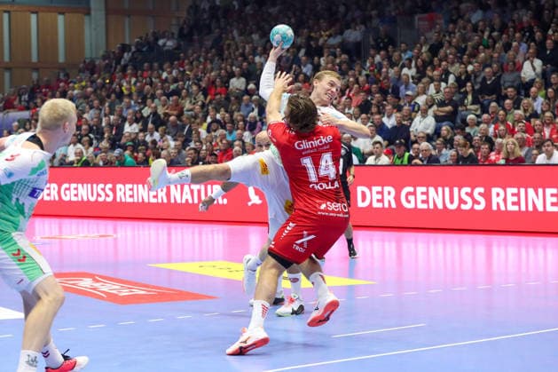 20.09.2026, xgox, Handball - Opel HBL MT Melsungen - SC Magdeburg emspor, v.l. Dominik Kuzmanovic (Magdeburg, 1), Johannes Golla (Melsungen, 14) Zweikampf, Duell, Kampf, tackle Kassel