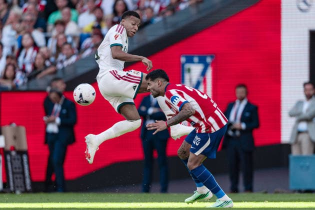 MADRID, SPAIN - SEPTEMBER 20: Cristian Romero of Atletico de Madrid (R) heads the ball under pressure from Kylian Mbappe of Real Madrid (L) during the LaLiga EA Sports football match between Atletico de Madrid and Real Madrid at Estadio Riyadh Air Metropolitano on September 20, 2026 in Madrid, Spain. (Photo by Ricardo Nogueira Sports Press Photo) Copyright: xRicardoxNogueira SportsxPressxPhotox Sportspressphoto_SPR236150