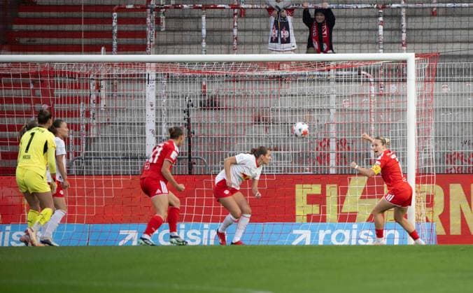 Fußball, Frauen, Saison 2026 2027, Google Pixel Frauen-Bundesliga (5. Spieltag), 1. FC Union Berlin - RB Leipzig, Lia Kamber (M., 1. Frauen 1. FC Union) erzielt das Tor zum 1:0 gegen Torfrau Elvira Herzog (RB Leipzig), rechts Lisa Heiseler (1. Frauen 1. FC Union), 20.09.2026, Copyright: xMatthiasxKochx