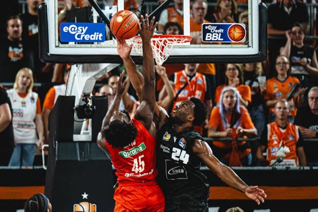Neu Ulm, Deutschland, 20.09.26: Oluwasimisola Shittu (ratiopharm ulm) und Maxwell Dongmo Temoka (MHP RIESEN Ludwigsburg) im Zweikampf waehrend des Basketball Bundesliga Spiels zwischen ratiopharm ulm vs MHP Riesen Ludwigsburg in der ratiopharm Arena am 20. September 2026 in Neu Ulm, Deutschland. (Foto von Harry Langer DeFodi Images) ratiopharm Arena, Germany, 20.09.26: Oluwasimisola Shittu (ratiopharm ulm) und Maxwell Dongmo Temoka (MHP RIESEN Ludwigsburg) battle for the ball during the Basketball Bundesliga match between ratiopharm ulm vs MHP Riesen Ludwigsburg at Neu Ulm on September 20, 2026 in ratiopharm Arena, Germany. (Photo by Harry Langer DeFodi Images) (Photo by Harry Langer DeFodi Images) -