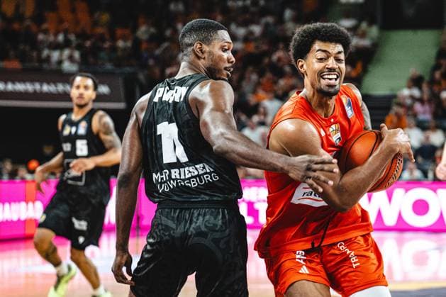 Neu Ulm, Deutschland, 20.09.26: Darius Perry (MHP RIESEN Ludwigsburg) und Ibi Watson (ratiopharm ulm) im Zweikampf waehrend des Basketball Bundesliga Spiels zwischen ratiopharm ulm vs MHP Riesen Ludwigsburg in der ratiopharm Arena am 20. September 2026 in Neu Ulm, Deutschland. (Foto von Harry Langer DeFodi Images) ratiopharm Arena, Germany, 20.09.26: Darius Perry (MHP RIESEN Ludwigsburg) und Ibi Watson (ratiopharm ulm) battle for the ball during the Basketball Bundesliga match between ratiopharm ulm vs MHP Riesen Ludwigsburg at Neu Ulm on September 20, 2026 in ratiopharm Arena, Germany. (Photo by Harry Langer DeFodi Images) (Photo by Harry Langer DeFodi Images) -