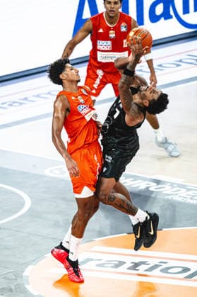 Neu Ulm, Deutschland, 20.09.26: Meissa Faye (ratiopharm ulm) und Elijah Hughes (MHP RIESEN Ludwigsburg) im Zweikampf waehrend des Basketball Bundesliga Spiels zwischen ratiopharm ulm vs MHP Riesen Ludwigsburg in der ratiopharm Arena am 20. September 2026 in Neu Ulm, Deutschland. (Foto von Harry Langer DeFodi Images) ratiopharm Arena, Germany, 20.09.26: Meissa Faye (ratiopharm ulm) und Elijah Hughes (MHP RIESEN Ludwigsburg) battle for the ball during the Basketball Bundesliga match between ratiopharm ulm vs MHP Riesen Ludwigsburg at Neu Ulm on September 20, 2026 in ratiopharm Arena, Germany. (Photo by Harry Langer DeFodi Images) (Photo by Harry Langer DeFodi Images) -