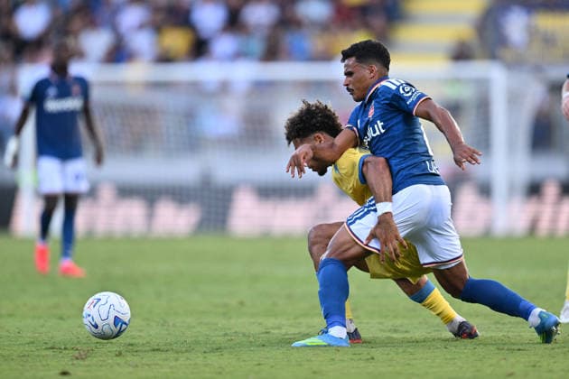 SOCCER - Serie A - Frosinone Calcio vs. Como 1907 Photo by IPA ABACAPRESS.COM88764869 - Anthony Oyono of Frosinone Calcio and Kaiki of Como 1907 are in action during Matchday 5 of the Serie A Championship between Frosinone Calcio and Como 1907 at the Benito Stirpe Stadium on September 20, 2026, in Frosinone, Italy. Frosinone Italy  Copyright: xIPAxSport ABACAx