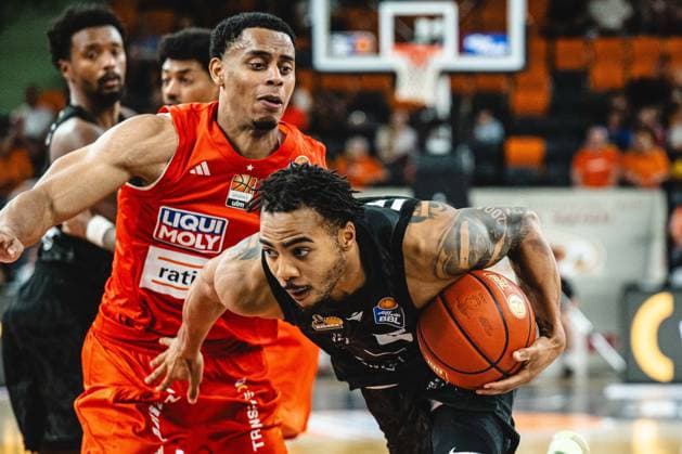 Neu Ulm, Deutschland, 20.09.26: Jaylen Sims (ratiopharm ulm) und Ish Leggett (MHP RIESEN Ludwigsburg) im Zweikampf waehrend des Basketball Bundesliga Spiels zwischen ratiopharm ulm vs MHP Riesen Ludwigsburg in der ratiopharm Arena am 20. September 2026 in Neu Ulm, Deutschland. (Foto von Harry Langer DeFodi Images) ratiopharm Arena, Germany, 20.09.26: Jaylen Sims (ratiopharm ulm) und Ish Leggett (MHP RIESEN Ludwigsburg) battle for the ball during the Basketball Bundesliga match between ratiopharm ulm vs MHP Riesen Ludwigsburg at Neu Ulm on September 20, 2026 in ratiopharm Arena, Germany. (Photo by Harry Langer DeFodi Images) (Photo by Harry Langer DeFodi Images) -