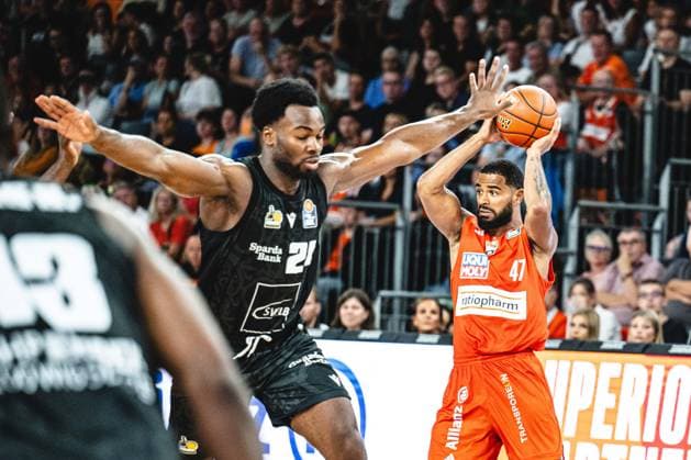 Neu Ulm, Deutschland, 20.09.26: Maxwell Dongmo Temoka (MHP RIESEN Ludwigsburg) und Marvin Heckel (ratiopharm ulm) im Zweikampf waehrend des Basketball Bundesliga Spiels zwischen ratiopharm ulm vs MHP Riesen Ludwigsburg in der ratiopharm Arena am 20. September 2026 in Neu Ulm, Deutschland. (Foto von Harry Langer DeFodi Images) ratiopharm Arena, Germany, 20.09.26: Maxwell Dongmo Temoka (MHP RIESEN Ludwigsburg) und Marvin Heckel (ratiopharm ulm) battle for the ball during the Basketball Bundesliga match between ratiopharm ulm vs MHP Riesen Ludwigsburg at Neu Ulm on September 20, 2026 in ratiopharm Arena, Germany. (Photo by Harry Langer DeFodi Images) (Photo by Harry Langer DeFodi Images) -