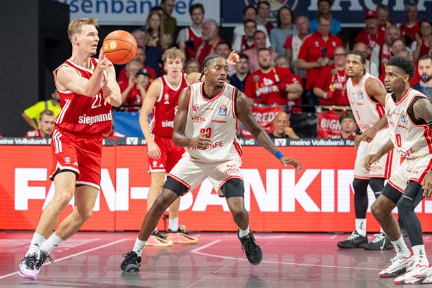 Justus Hollatz 21 (FC Bayern Basketball), Hason Ward 20 (BMA365 Bamberg Baskets), FC Bayern Basketball - BMA365 Bamberg Baskets, BBL, 1. Spieltag, 20.09.2026 Muenchen Bayern Deutschland
