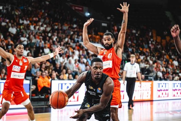Neu Ulm, Deutschland, 20.09.26: Darius Perry (MHP RIESEN Ludwigsburg) und Marvin Heckel (ratiopharm ulm) im Zweikampf waehrend des Basketball Bundesliga Spiels zwischen ratiopharm ulm vs MHP Riesen Ludwigsburg in der ratiopharm Arena am 20. September 2026 in Neu Ulm, Deutschland. (Foto von Harry Langer DeFodi Images) ratiopharm Arena, Germany, 20.09.26: Darius Perry (MHP RIESEN Ludwigsburg) und Marvin Heckel (ratiopharm ulm) battle for the ball during the Basketball Bundesliga match between ratiopharm ulm vs MHP Riesen Ludwigsburg at Neu Ulm on September 20, 2026 in ratiopharm Arena, Germany. (Photo by Harry Langer DeFodi Images) (Photo by Harry Langer DeFodi Images) -