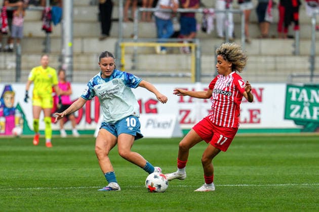 17 Amira Arfaoui gewinnt einen Zweikampf, SC Freiburg vs. Bayer 04 Leverkusen, Fußball, 1. Bundesliga Frauen, 20.09.2026 SC Freiburg vs. Bayer 04 Leverkusen, Fußball, 1. Bundesliga Frauen, 20.09.202 Freiburg Copyright: xEibner-Pressefotox EP_PSA