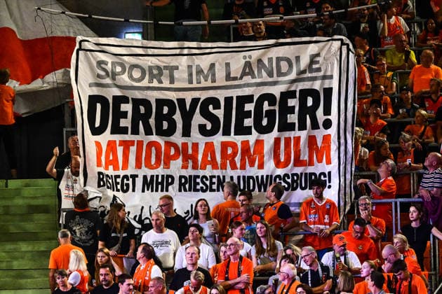 20.09.2026, GER, Basketball, Herren, easycredit Basketball Bundesliga, Saison 2026 2027, 1. Spieltag, ratiopharm Ulm vs MHP Riesen Ludwigsburg Choreographie der Ulmer Fans vor Spielbeginn, Derbysieg, Derbysieger Neu-Ulm ratiopharm Arena Bayern Deutschland Copyright: xNordphotox xHafnerx