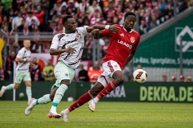Cottbus, Deutschland 20. September 2026: 2. BL - 2026 2027 - Sp. 6 - FC Energie Cottbus gegen FC St. Pauli Im Bild: v.l. im Zweikampf Abdoulie Ceesay (St. Pauli) und King Manu (Energie Cottbus) DFL DFB regulations prohibit any use of photographs as image sequences and or quasi-video. LEAG Energie Stadion Brandenburg Copyright: xFotostandx xWeilandx