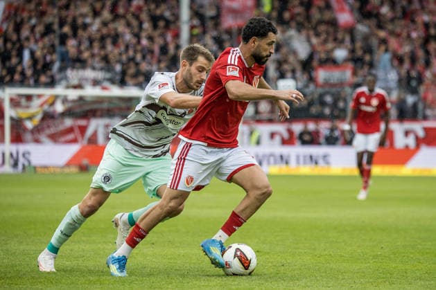 Cottbus, Deutschland 20. September 2026: 2. BL - 2026 2027 - Sp. 6 - FC Energie Cottbus gegen FC St. Pauli Im Bild: v.l. im Zweikampf Lars Ritzka (St. Pauli) und Tolcay Cigerci (Energie Cottbus) DFL DFB regulations prohibit any use of photographs as image sequences and or quasi-video. LEAG Energie Stadion Brandenburg Copyright: xFotostandx xWeilandx