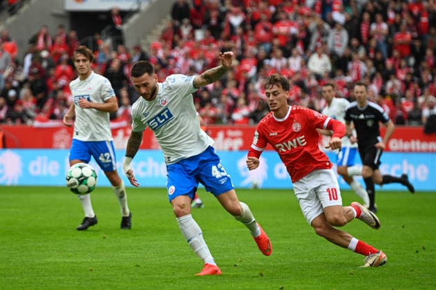 Marvin Obuz im Duell mit Leon Dajaku RWE - F.C. Hansa Rostock Marvin Obuz im Duell mit Leon Dajaku Rot-Weiss Essen (RWE, Rot Weiß Essen) gegen den F.C. Hansa Rostock am 20. September 2026 im Stadion an der Hafenstraße in Essen (Nordrhein Westfalen Deutschland GER). Fußball 7. Spieltag der 3. Liga Saison 2026 2027. Endstand 1:1 vor 19.000 Zuschauern.