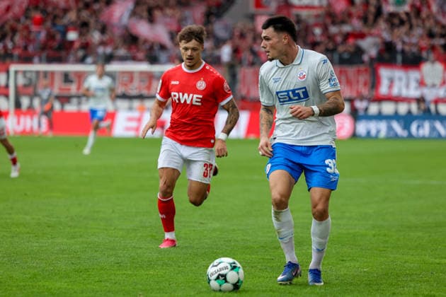 Niklas Kölle F.C. Hansa Rostock Niklas Kölle (32, FCH) im Sprint mit dem Ball. Rot-Weiss Essen (RWE, Rot Weiß Essen) gegen den F.C. Hansa Rostock am 20. September 2026 im Stadion an der Hafenstraße in Essen (Nordrhein Westfalen Deutschland GER). Fußball 7. Spieltag der 3. Liga Saison 2026 2027. Endstand 1:1 vor 19.000 Zuschauern.
