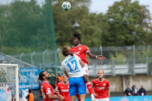 Franci Bouebari Rot-Weiss Essen - F.C. Hansa Rostock 20.09.2026 Franci Bouebari (19, RWE) Rot-Weiss Essen (RWE, Rot Weiß Essen) gegen den F.C. Hansa Rostock am 20. September 2026 im Stadion an der Hafenstraße in Essen (Nordrhein Westfalen Deutschland GER). Fußball 7. Spieltag der 3. Liga Saison 2026 2027. Endstand 1:1 vor 19.000 Zuschauern.