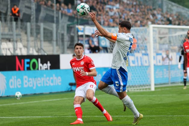 Marco Schuster F.C. Hansa Rostock 20.09.2026 Marco Schuster (5, FCH) in der Abwehr vor Semir Telalovic (17, RWE) Rot-Weiss Essen (RWE, Rot Weiß Essen) gegen den F.C. Hansa Rostock am 20. September 2026 im Stadion an der Hafenstraße in Essen (Nordrhein Westfalen Deutschland GER). Fußball 7. Spieltag der 3. Liga Saison 2026 2027. Endstand 1:1 vor 19.000 Zuschauern.