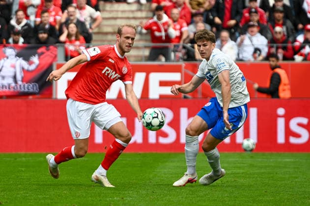 Lucas Brumme im Angriff Rot-Weiss Essen - F.C. Hansa Rostock 20.09.2026 Lucas Brumme (14, RWE) im Angriff Rot-Weiss Essen (RWE, Rot Weiß Essen) gegen den F.C. Hansa Rostock am 20. September 2026 im Stadion an der Hafenstraße in Essen (Nordrhein Westfalen Deutschland GER). Fußball 7. Spieltag der 3. Liga Saison 2026 2027. Endstand 1:1 vor 19.000 Zuschauern.