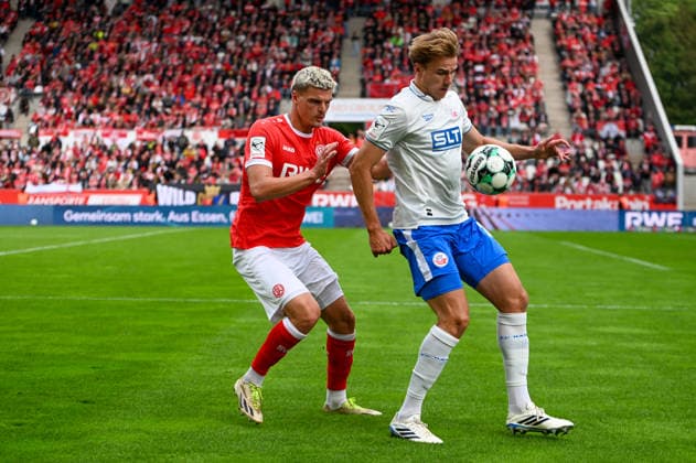 Marek Janssen, Florian Carstens Rot-Weiss Essen - F.C. Hansa Rostock 20.09.2026 Marek Janssen (20 RWE) im Duell mit Florian Carstens (17, FCH) Rot-Weiss Essen (RWE, Rot Weiß Essen) gegen den F.C. Hansa Rostock am 20. September 2026 im Stadion an der Hafenstraße in Essen (Nordrhein Westfalen Deutschland GER). Fußball 7. Spieltag der 3. Liga Saison 2026 2027. Endstand 1:1 vor 19.000 Zuschauern.