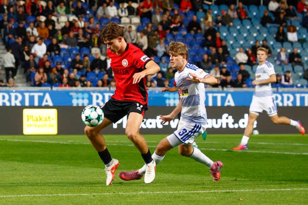 20.09.2026, xavx, Fussball 3.Liga, SV Wehen Wiesbaden - MSV Duisburg v.l. Ben Nink (SV Wehen Wiesbaden), Frederik Christensen (MSV Duisburg) Wiesbaden