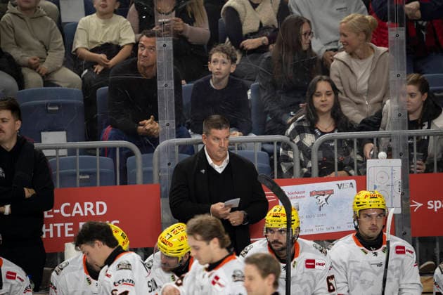 PENNY DEL 1; Kölner Haie - Löwen Frankfurt; Köln, 20.09.2026 Tom Pokel (Löwen Frankfurt, Head Coach); PENNY DEL 1; Kölner Haie - Löwen Frankfurt am 20.09.2026 in der Lanxessarena in Köln (Deutschland). Copyright: xBEAUTIFULxSPORTS AndreasxDickx