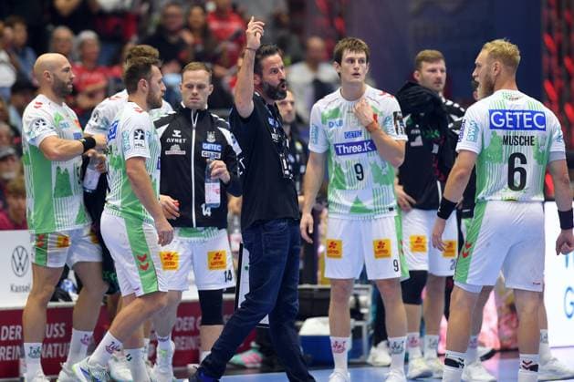 Bennet Wiegert (Trainer, SC Magdeburg) (M), Oskar Vind Rasmussen (SC Magdeburg 9), Matthias Musche (SC Magdeburg 6) (R) in einer Auszeit , GER, MT Melsungen - SC Magdeburg, Handball, 1. Bundesliga, 5. Spieltag, Saison 2026 2027, 20.09.2026, GER, MT Melsungen - SC Magdeburg, Handball, 1. Bundesliga, 5. Spieltag, Saison 2026 2027, 20.09.2026 Kassel Copyright: xEibner-Pressefotox xRolandxSippelx EP_RSL