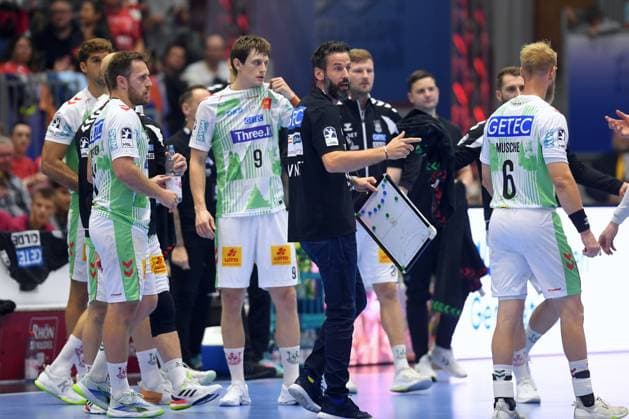 Bennet Wiegert (Trainer, SC Magdeburg) (M), Oskar Vind Rasmussen (SC Magdeburg 9), Matthias Musche (SC Magdeburg 6) in einer Auszeit , GER, MT Melsungen - SC Magdeburg, Handball, 1. Bundesliga, 5. Spieltag, Saison 2026 2027, 20.09.2026, GER, MT Melsungen - SC Magdeburg, Handball, 1. Bundesliga, 5. Spieltag, Saison 2026 2027, 20.09.2026 Kassel Copyright: xEibner-Pressefotox xRolandxSippelx EP_RSL