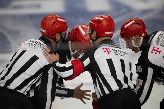 PENNY DEL 1; Kölner Haie - Löwen Frankfurt; Köln, 20.09.2026 Denis Menz (Linesmen, 95); Andris Ansons (Hauptschiedsrichter, 20); PENNY DEL 1; Kölner Haie - Löwen Frankfurt am 20.09.2026 in der Lanxessarena in Köln (Deutschland). Copyright: xBEAUTIFULxSPORTS AndreasxDickx