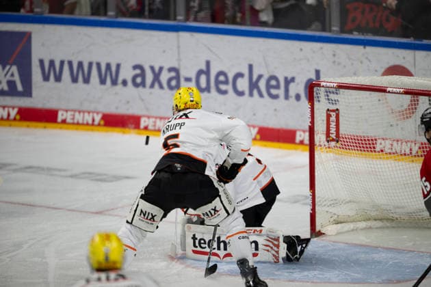 PENNY DEL 1; Kölner Haie - Löwen Frankfurt; Köln, 20.09.2026 Björn Krupp (Löwen Frankfurt, Verteidigung, 5); Adam Scheel (Löwen Frankfurt, Torwart, 31); PENNY DEL 1; Kölner Haie - Löwen Frankfurt am 20.09.2026 in der Lanxessarena in Köln (Deutschland). Copyright: xBEAUTIFULxSPORTS AndreasxDickx