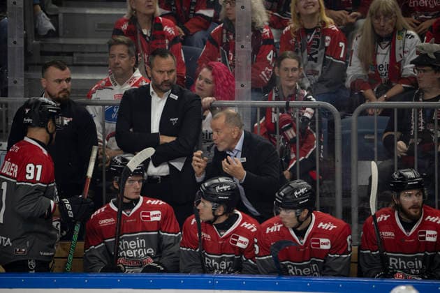 PENNY DEL 1; Kölner Haie - Löwen Frankfurt; Köln, 20.09.2026 Moritz Müller (Kölner Haie, Verteidigung, 91); Thomas Berglund (Kölner Haie, Head Coach); PENNY DEL 1; Kölner Haie - Löwen Frankfurt am 20.09.2026 in der Lanxessarena in Köln (Deutschland). Copyright: xBEAUTIFULxSPORTS AndreasxDickx