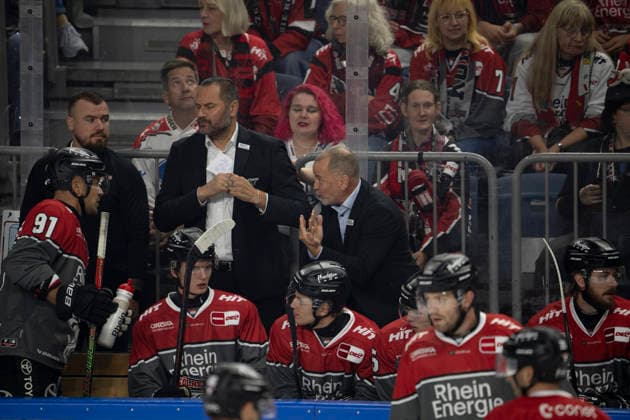 PENNY DEL 1; Kölner Haie - Löwen Frankfurt; Köln, 20.09.2026 Moritz Müller (Kölner Haie, Verteidigung, 91); Thomas Berglund (Kölner Haie, Head Coach); PENNY DEL 1; Kölner Haie - Löwen Frankfurt am 20.09.2026 in der Lanxessarena in Köln (Deutschland). Copyright: xBEAUTIFULxSPORTS AndreasxDickx