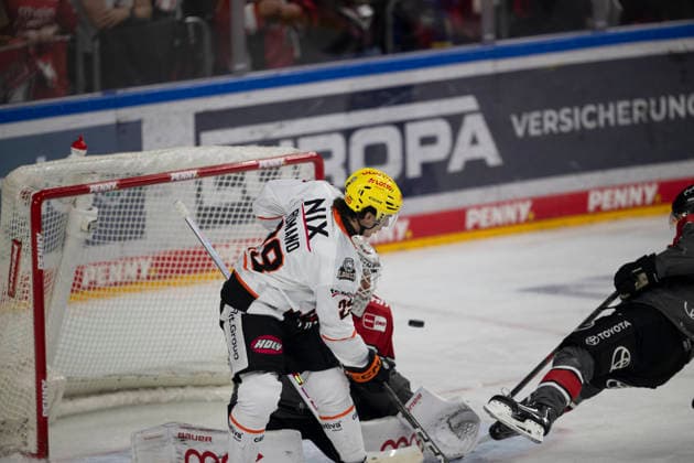 PENNY DEL 1; Kölner Haie - Löwen Frankfurt; Köln, 20.09.2026 Anthony Romano (Löwen Frankfurt, Sturm, 29); Janne Juvonen (Kölner Haie, Torwart, 30); PENNY DEL 1; Kölner Haie - Löwen Frankfurt am 20.09.2026 in der Lanxessarena in Köln (Deutschland). Copyright: xBEAUTIFULxSPORTS AndreasxDickx
