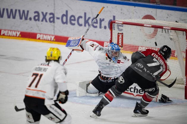 PENNY DEL 1; Kölner Haie - Löwen Frankfurt; Köln, 20.09.2026 Daniel Fischbuch (Kölner Haie, Sturm, 71); Adam Scheel (Löwen Frankfurt, Torwart, 31); PENNY DEL 1; Kölner Haie - Löwen Frankfurt am 20.09.2026 in der Lanxessarena in Köln (Deutschland). Copyright: xBEAUTIFULxSPORTS AndreasxDickx