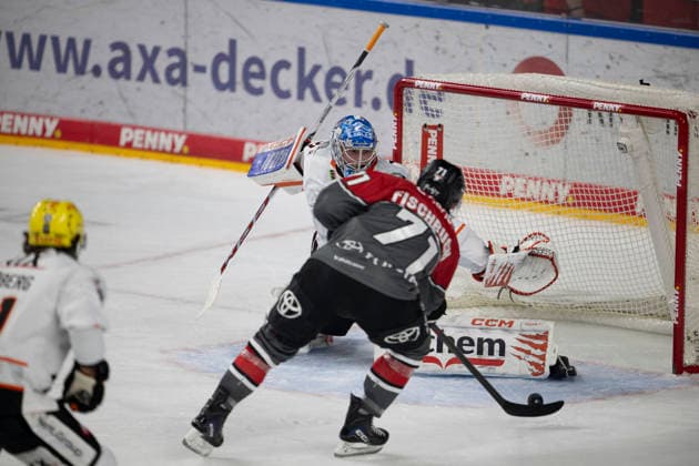 PENNY DEL 1; Kölner Haie - Löwen Frankfurt; Köln, 20.09.2026 Daniel Fischbuch (Kölner Haie, Sturm, 71); Adam Scheel (Löwen Frankfurt, Torwart, 31); PENNY DEL 1; Kölner Haie - Löwen Frankfurt am 20.09.2026 in der Lanxessarena in Köln (Deutschland). Copyright: xBEAUTIFULxSPORTS AndreasxDickx